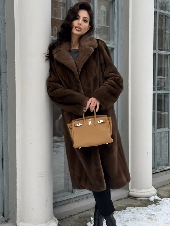 Коричневая шуба из меха норки с хлястиком на спине