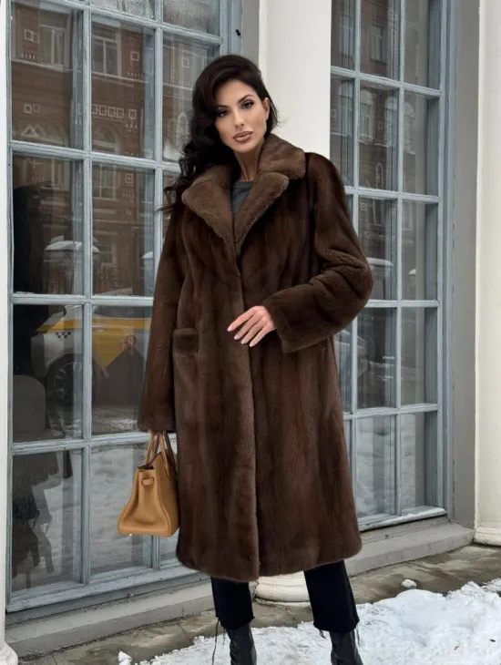 Коричневая шуба из меха норки с хлястиком на спине