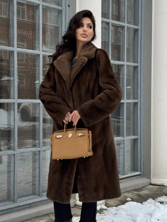 Коричневая шуба из меха норки с хлястиком на спине