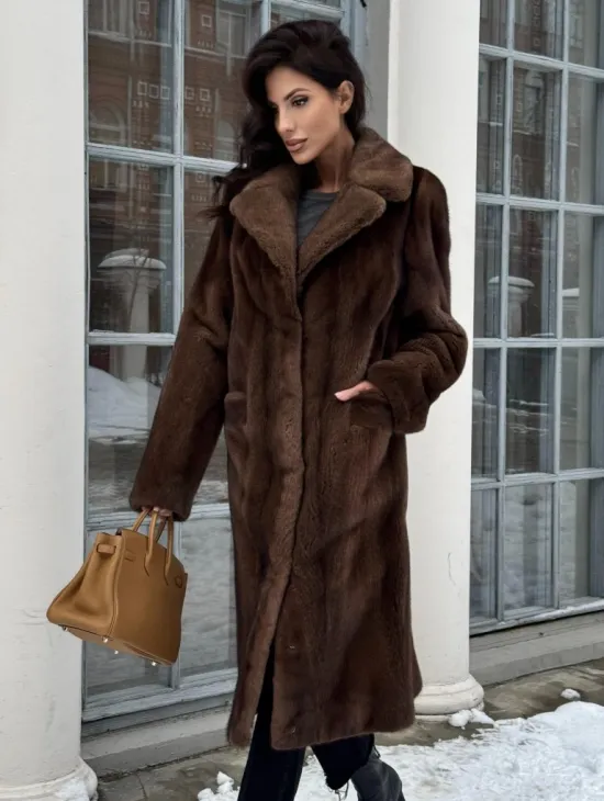 Коричневая шуба из меха норки с хлястиком на спине