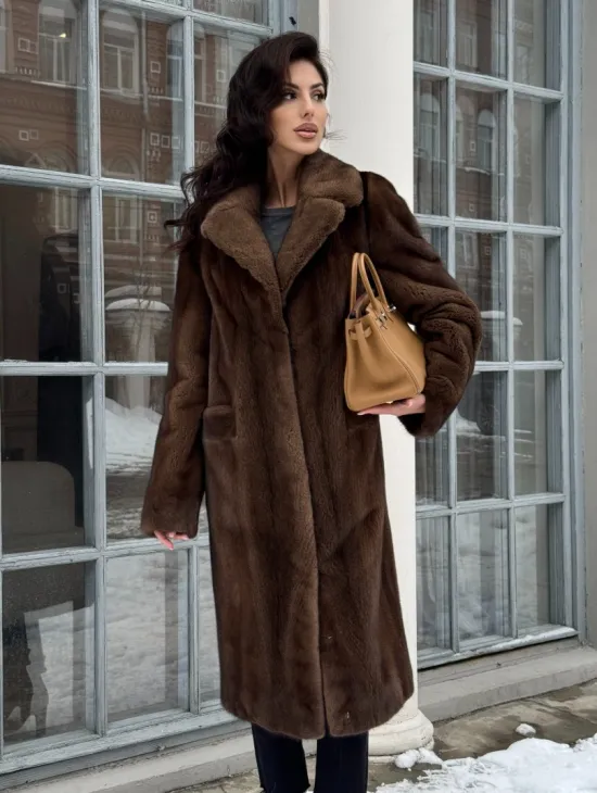 Коричневая шуба из меха норки с хлястиком на спине