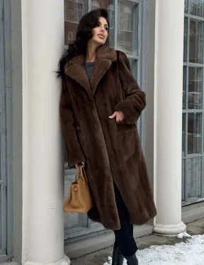 Коричневая шуба из меха норки с хлястиком на спине