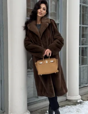 Коричневая шуба из меха норки с хлястиком на спине