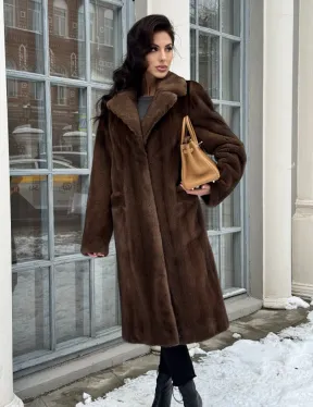 Коричневая шуба из меха норки с хлястиком на спине