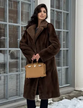 Коричневая шуба из меха норки с хлястиком на спине