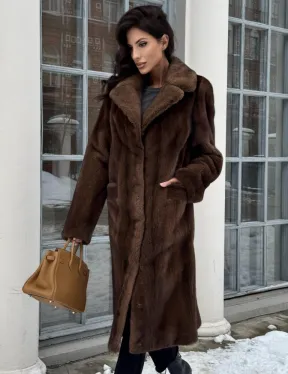 Коричневая шуба из меха норки с хлястиком на спине