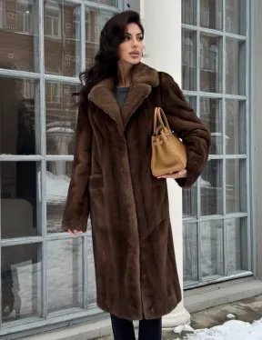 Коричневая шуба из меха норки с хлястиком на спине