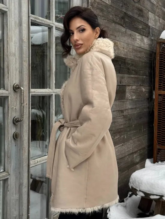 Двухсторонняя женская шуба - дубленка из меха испанского тиградо в бежевом цвете