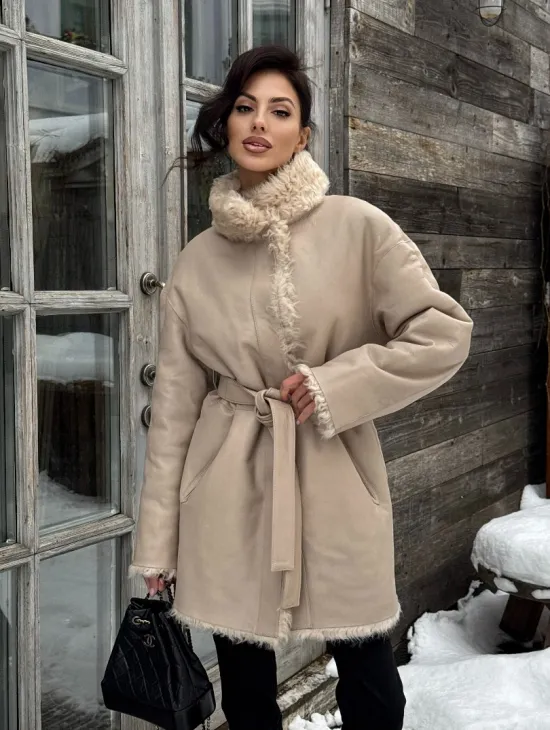 Двухсторонняя женская шуба - дубленка из меха испанского тиградо в бежевом цвете