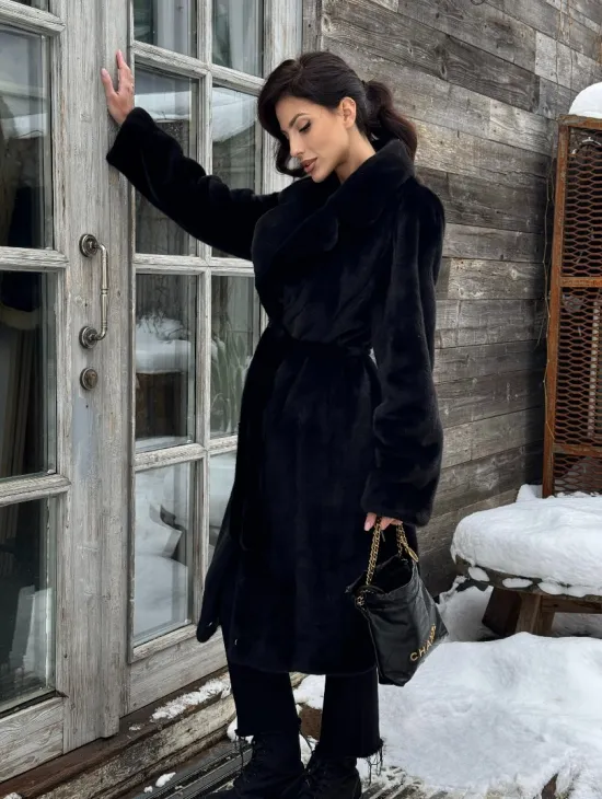 Шуба прямого кроя из норки Blackglama средней длины с меховым поясом