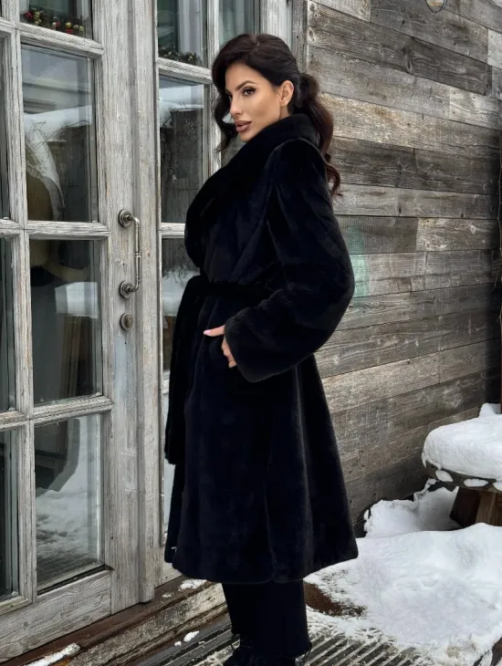 Шуба прямого кроя из норки Blackglama средней длины с меховым поясом