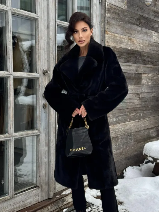 Шуба прямого кроя из норки Blackglama средней длины с меховым поясом
