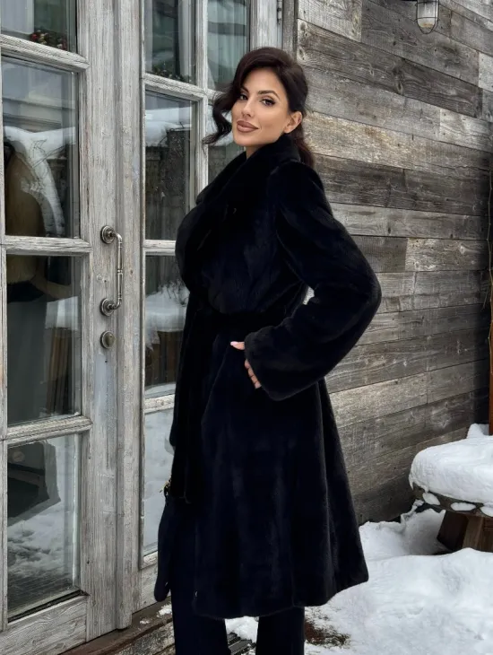 Шуба прямого кроя из норки Blackglama средней длины с меховым поясом