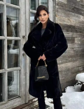 Шуба прямого кроя из норки Blackglama средней длины с меховым поясом