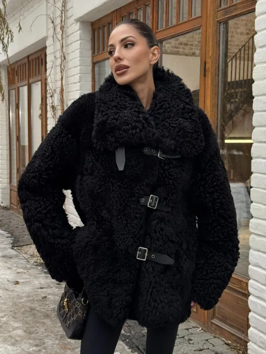 Черная дубленка средней длины из овчины тиградо 