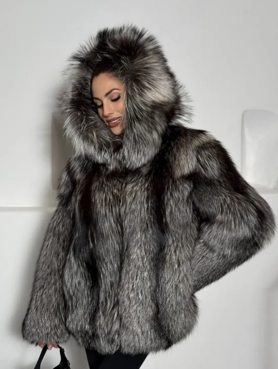 Полушубок из чернобурки с капюшоном цельные пластины