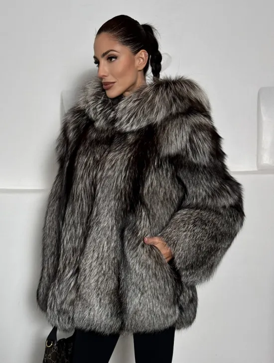 Полушубок из чернобурки с капюшоном цельные пластины