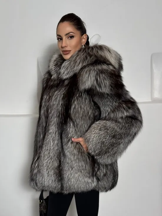 Полушубок из чернобурки с капюшоном цельные пластины