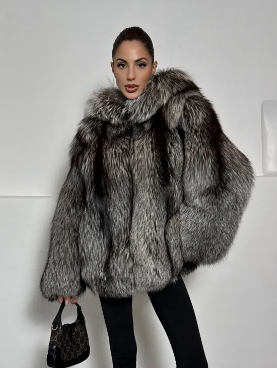 Полушубок из чернобурки с капюшоном цельные пластины