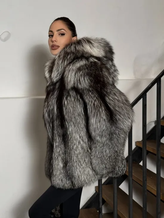 Полушубок из чернобурки с капюшоном цельные пластины