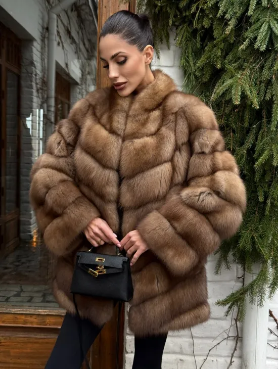 Полушубок из куницы с воротником V-образным