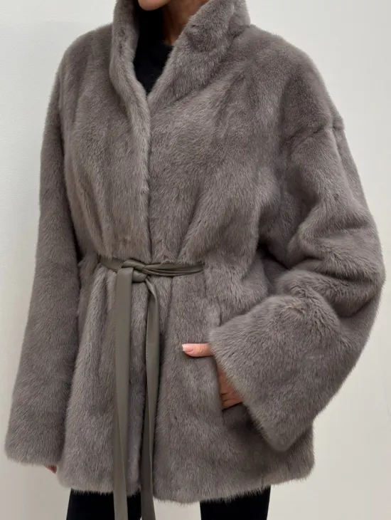Норковый полушубок кимоно с V-образным воротником в сером цвете