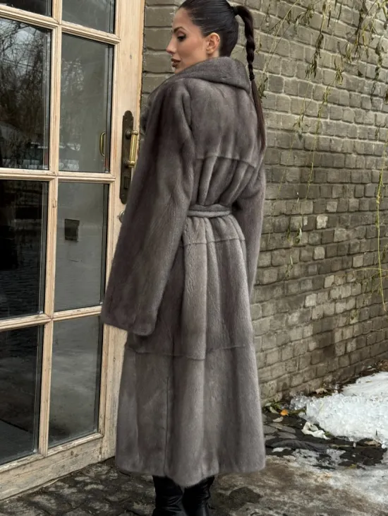 Прямая норковая шуба Luxury Line с меховым поясом и шлицами по бокам