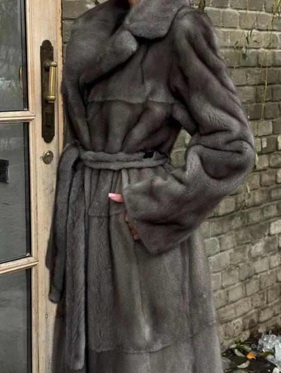 Прямая норковая шуба Luxury Line с меховым поясом и шлицами по бокам