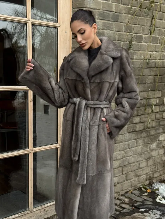 Прямая норковая шуба Luxury Line с меховым поясом и шлицами по бокам