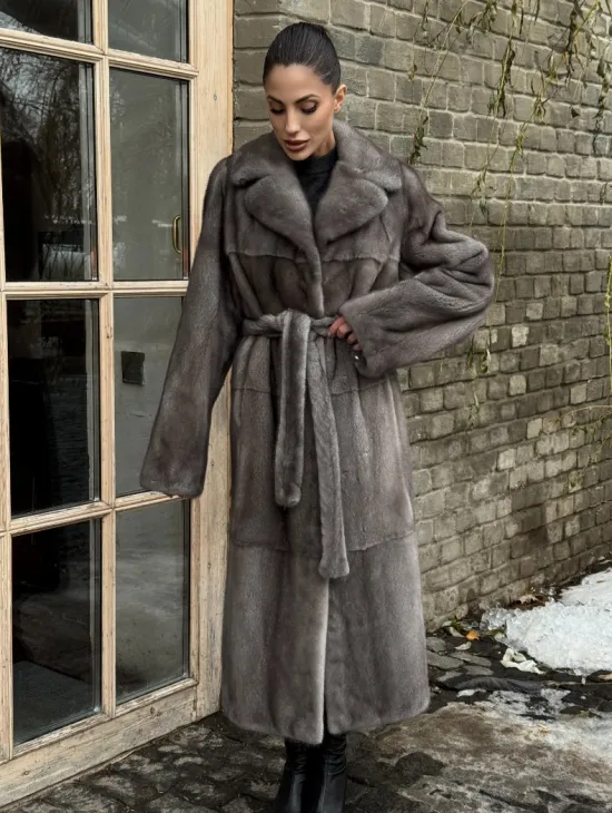 Прямая норковая шуба Luxury Line с меховым поясом и шлицами по бокам