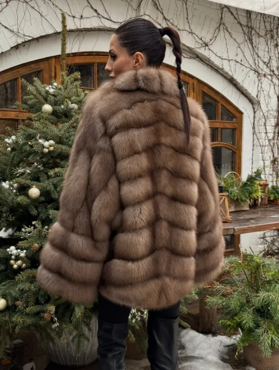 Полушубок оверсайз из меха куницы с английским воротником