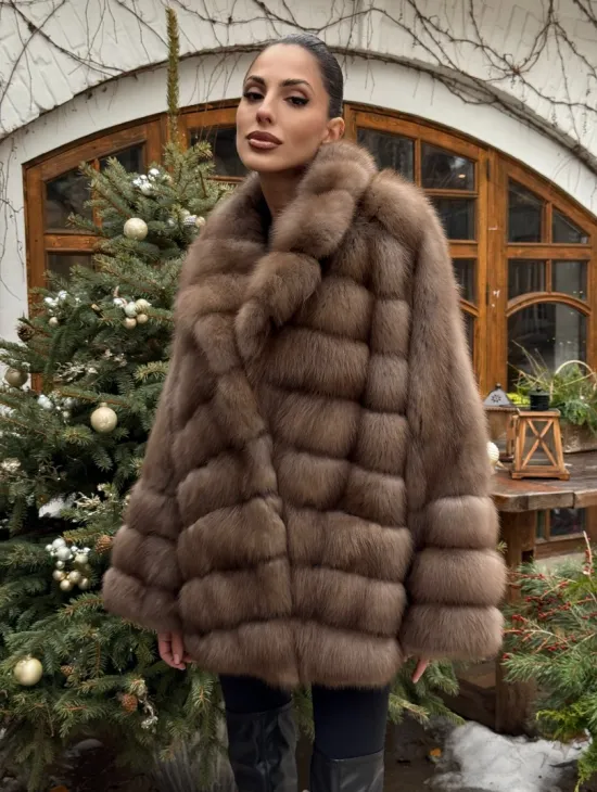 Полушубок оверсайз из меха куницы с английским воротником