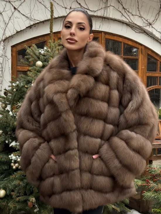 Полушубок оверсайз из меха куницы с английским воротником