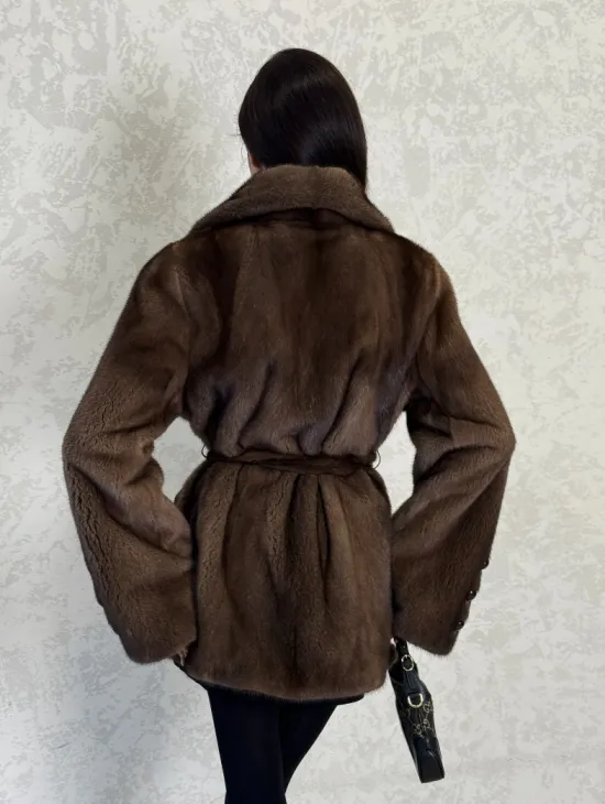 Шикарный норковый жакет с английским воротником и накладными карманами в цвете соболь