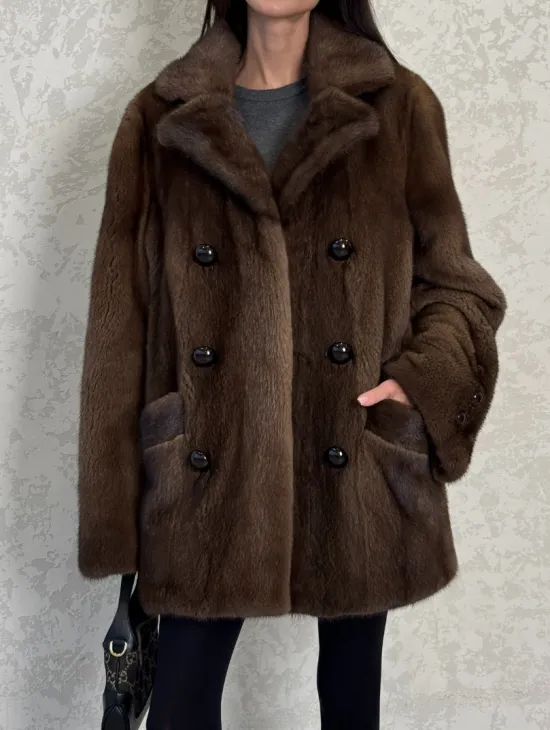 Шикарный норковый жакет с английским воротником и накладными карманами в цвете соболь