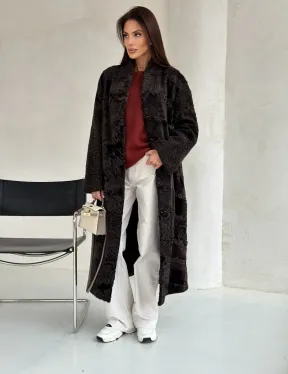 Шуба длинная из меха каракульчи в натурально-коричневом цвете