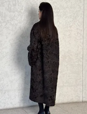 Шуба длинная из меха каракуля в коричневом цвете