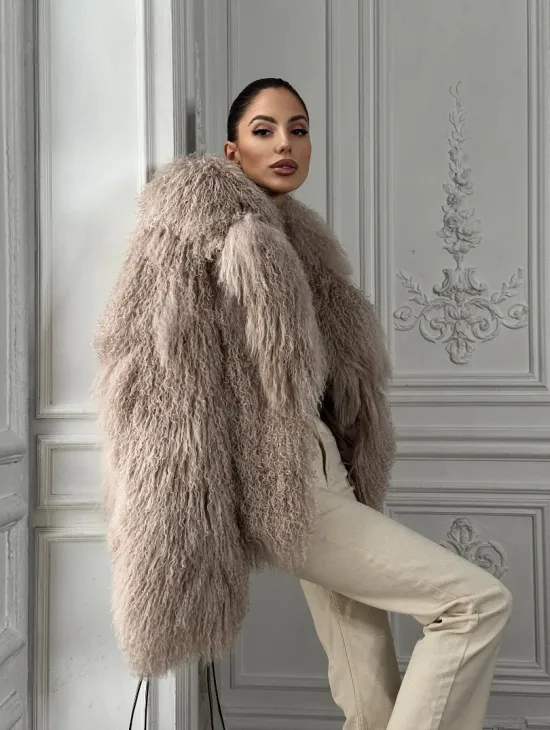 Шуба из меха ламы «Пломбир» с английским воротником