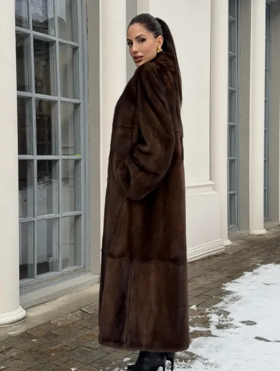 Цельнокроенная норковая шуба из североамериканской норки соболиного оттенка