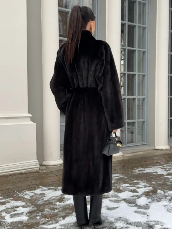 Шуба из аукционного меха норки SAGA FURS в натуральном коричневом цвете