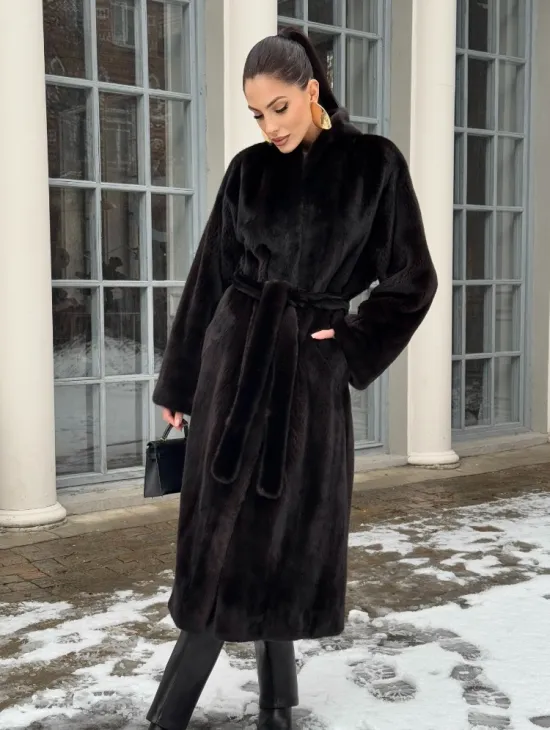 Шуба из аукционного меха норки SAGA FURS в натуральном коричневом цвете