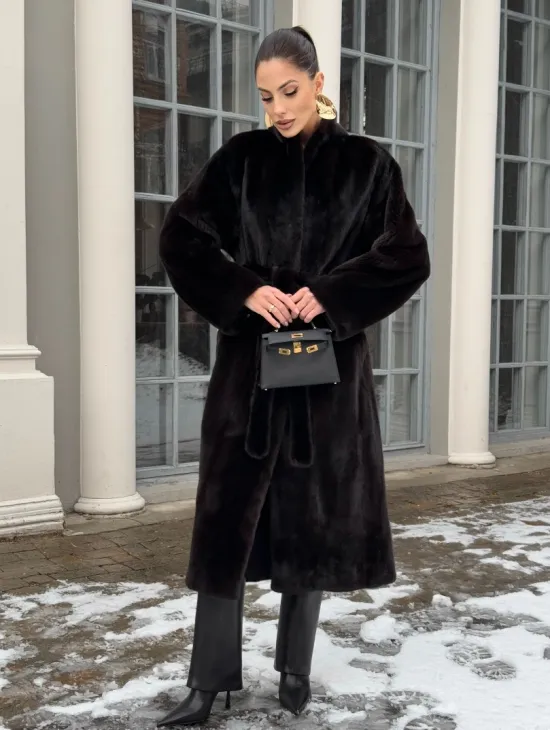 Шуба из аукционного меха норки SAGA FURS в натуральном коричневом цвете