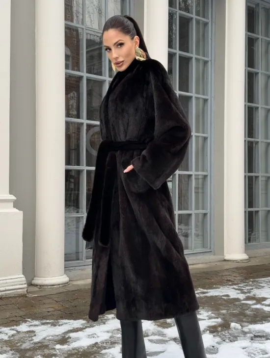 Шуба из аукционного меха норки SAGA FURS в натуральном коричневом цвете