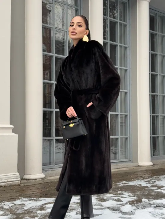 Шуба из аукционного меха норки SAGA FURS в натуральном коричневом цвете