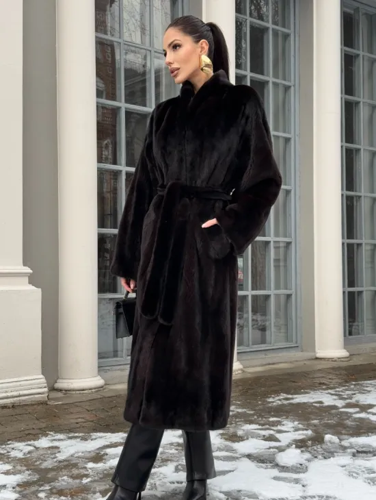 Шуба из аукционного меха норки SAGA FURS в натуральном коричневом цвете