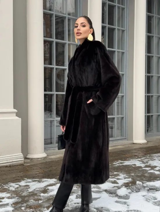 Шуба из аукционного меха норки SAGA FURS в натуральном коричневом цвете