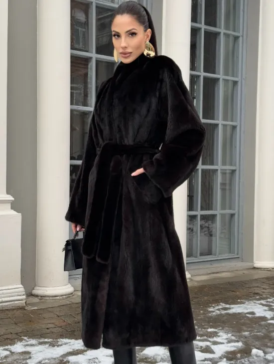 Шуба из аукционного меха норки SAGA FURS в натуральном коричневом цвете