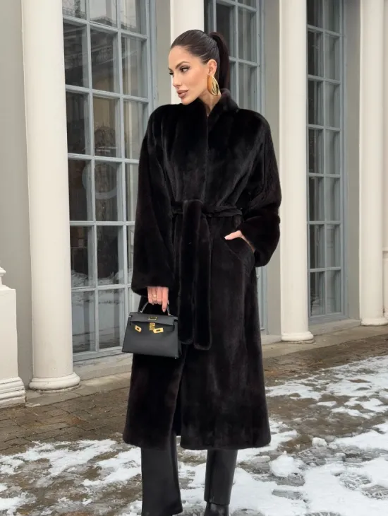 Шуба из аукционного меха норки SAGA FURS в натуральном коричневом цвете