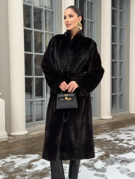 Шуба из аукционного меха норки SAGA FURS в натуральном коричневом цвете