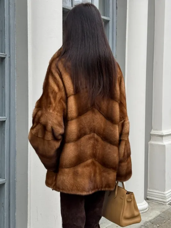 Короткая шуба с эффектным английским воротником в золотистом цвете